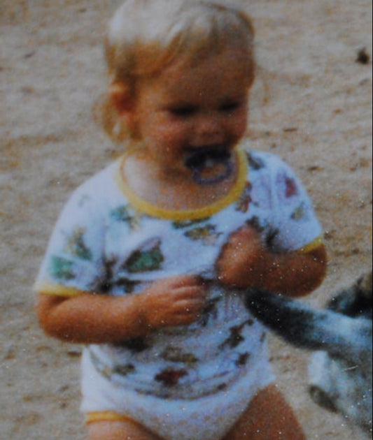 Jessica Hellström 2 år, träffar en lite för närgången get.