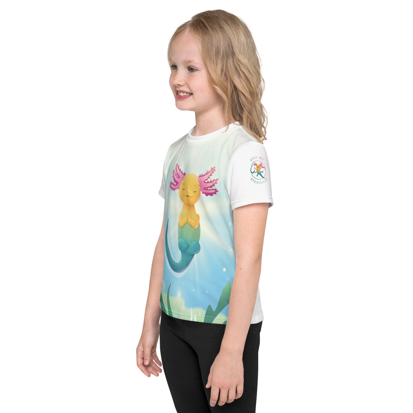 "Axis blir lugn" T-shirt för barn 2-8år, med helt tryck på framsidan samt rundad hals, vit rygg och ärm.