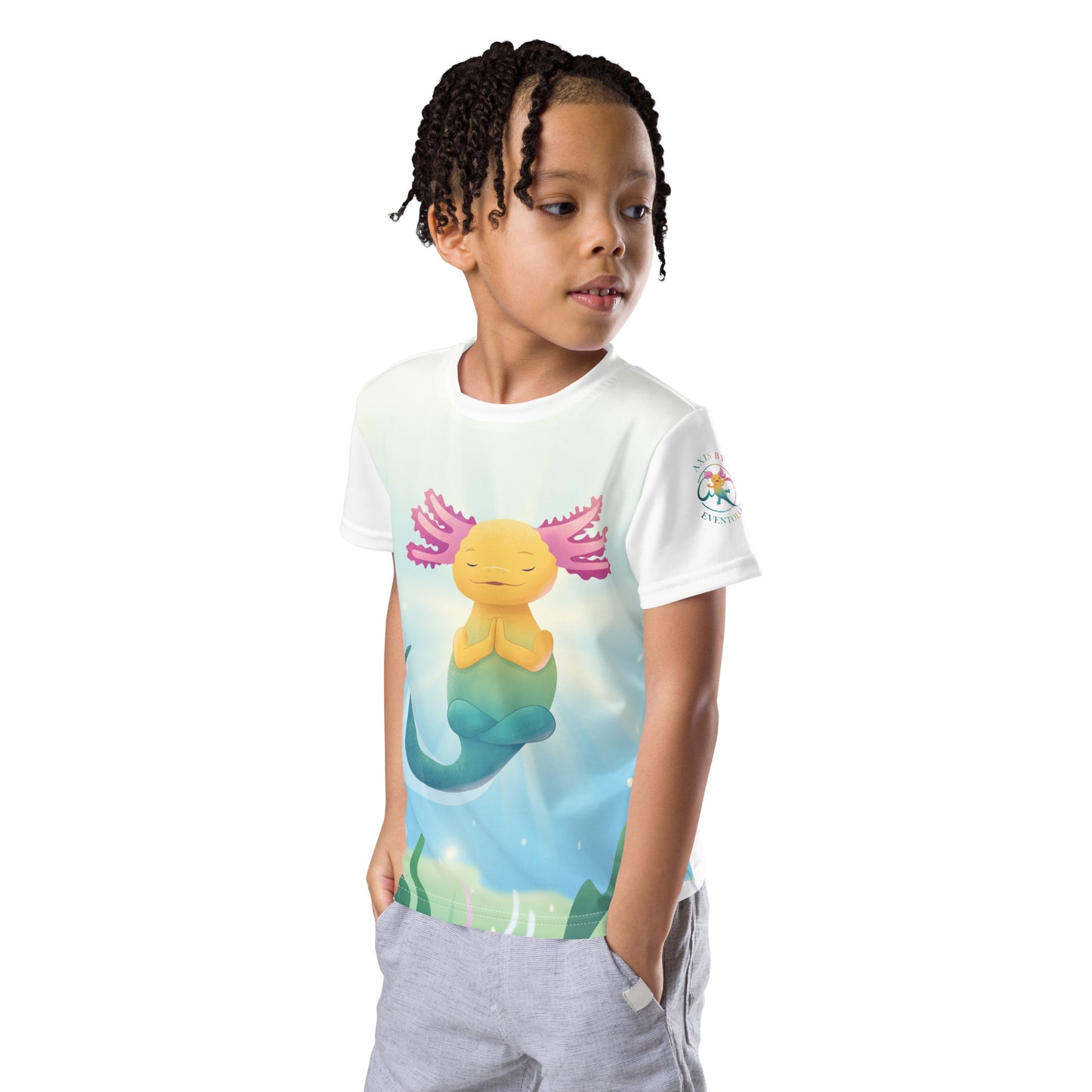 "Axis blir lugn" T-shirt för barn 2-8år, med helt tryck på framsidan samt rundad hals, vit rygg och ärm.