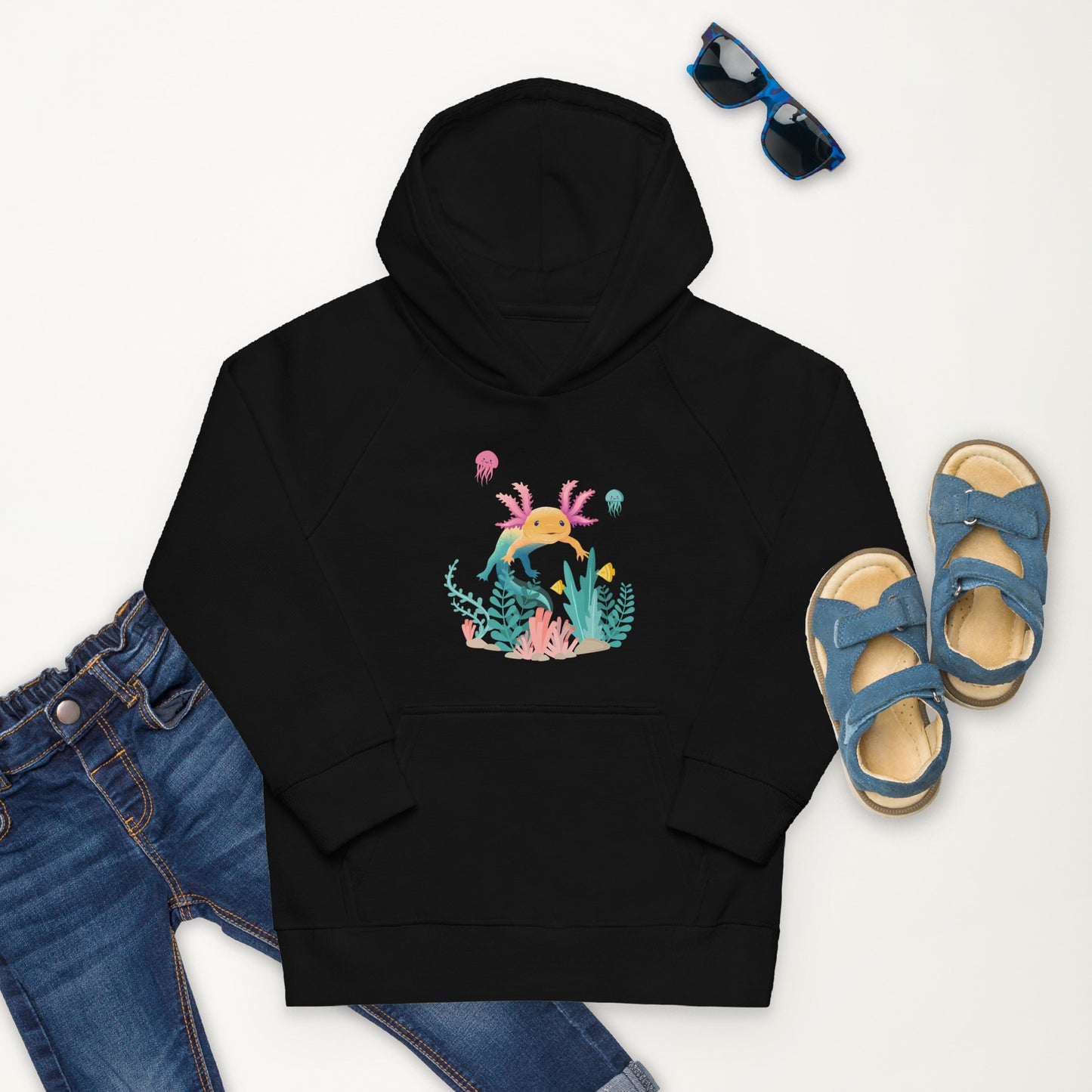 Svart barntröja med tryck. Hoodie i ekologisk bomull, med axolotlen Axis i bottenmiljö.