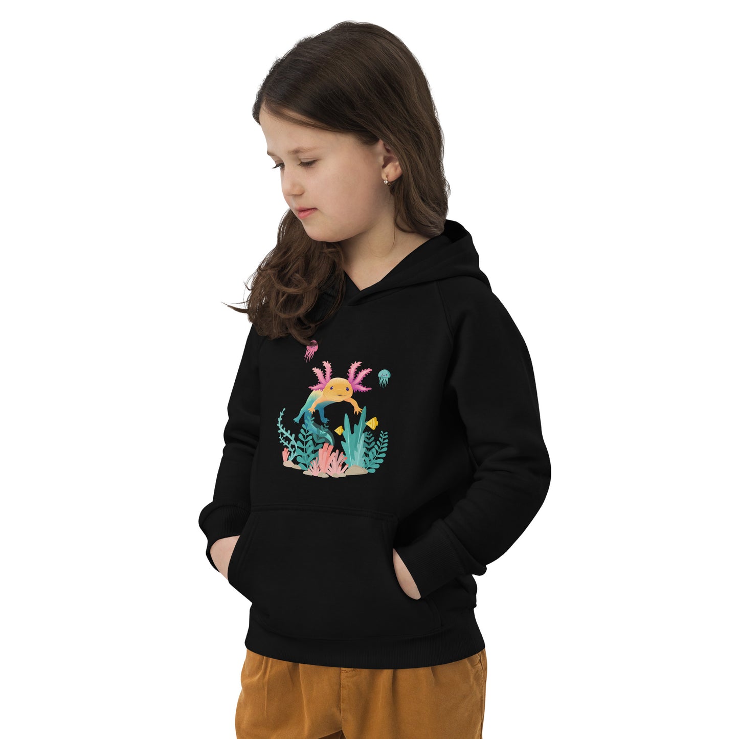 Svart barntröja med tryck. Hoodie i ekologisk bomull, med axolotlen Axis i bottenmiljö.