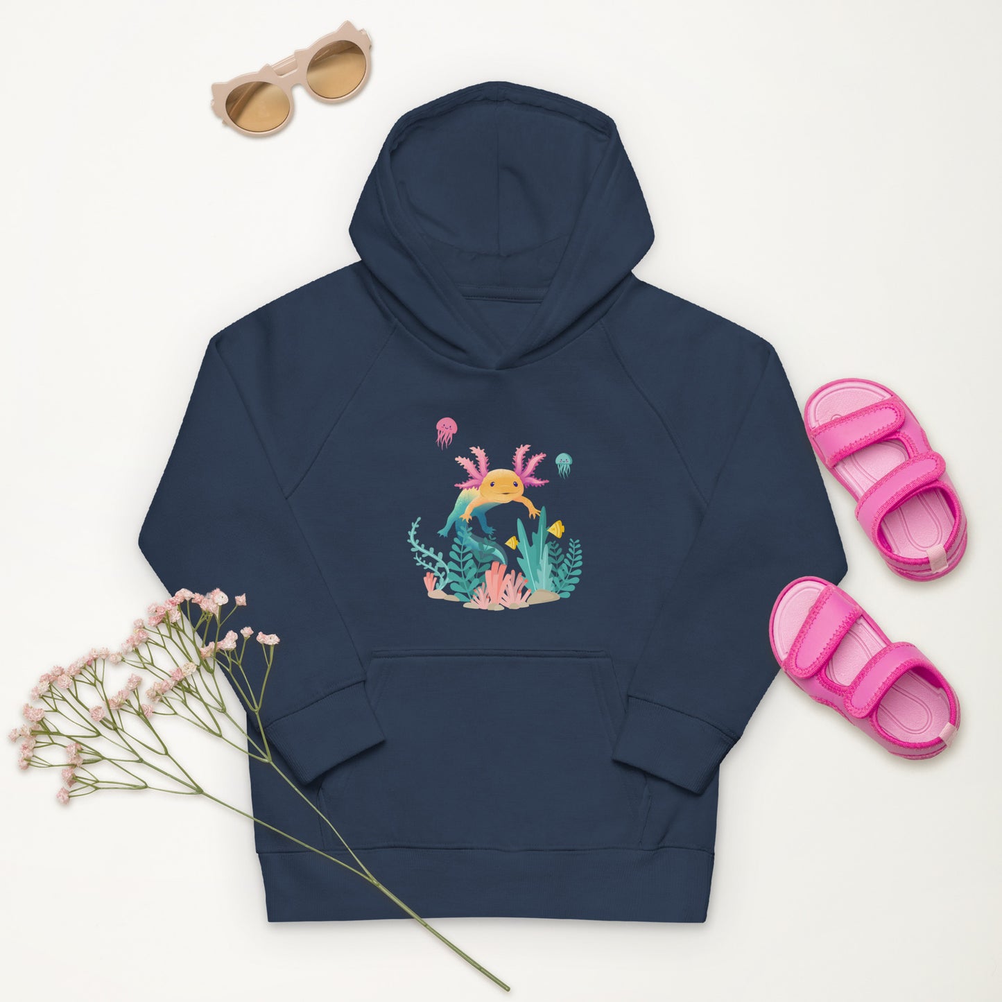 Marinblå barntröja med tryck. Hoodie i ekologisk bomull, med axolotlen Axis i bottenmiljö.