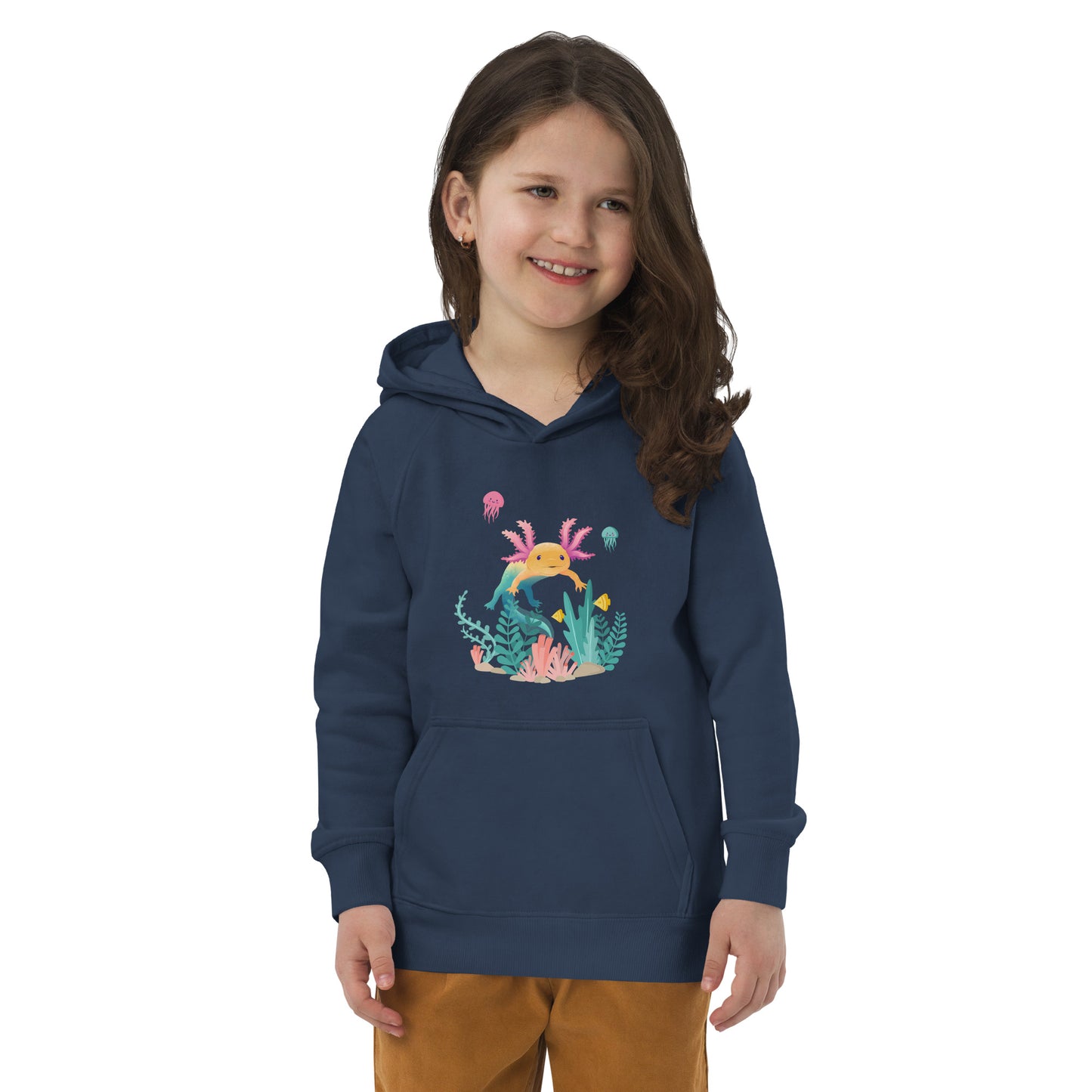 Marinblå barntröja med tryck. Hoodie i ekologisk bomull, med axolotlen Axis i bottenmiljö.
