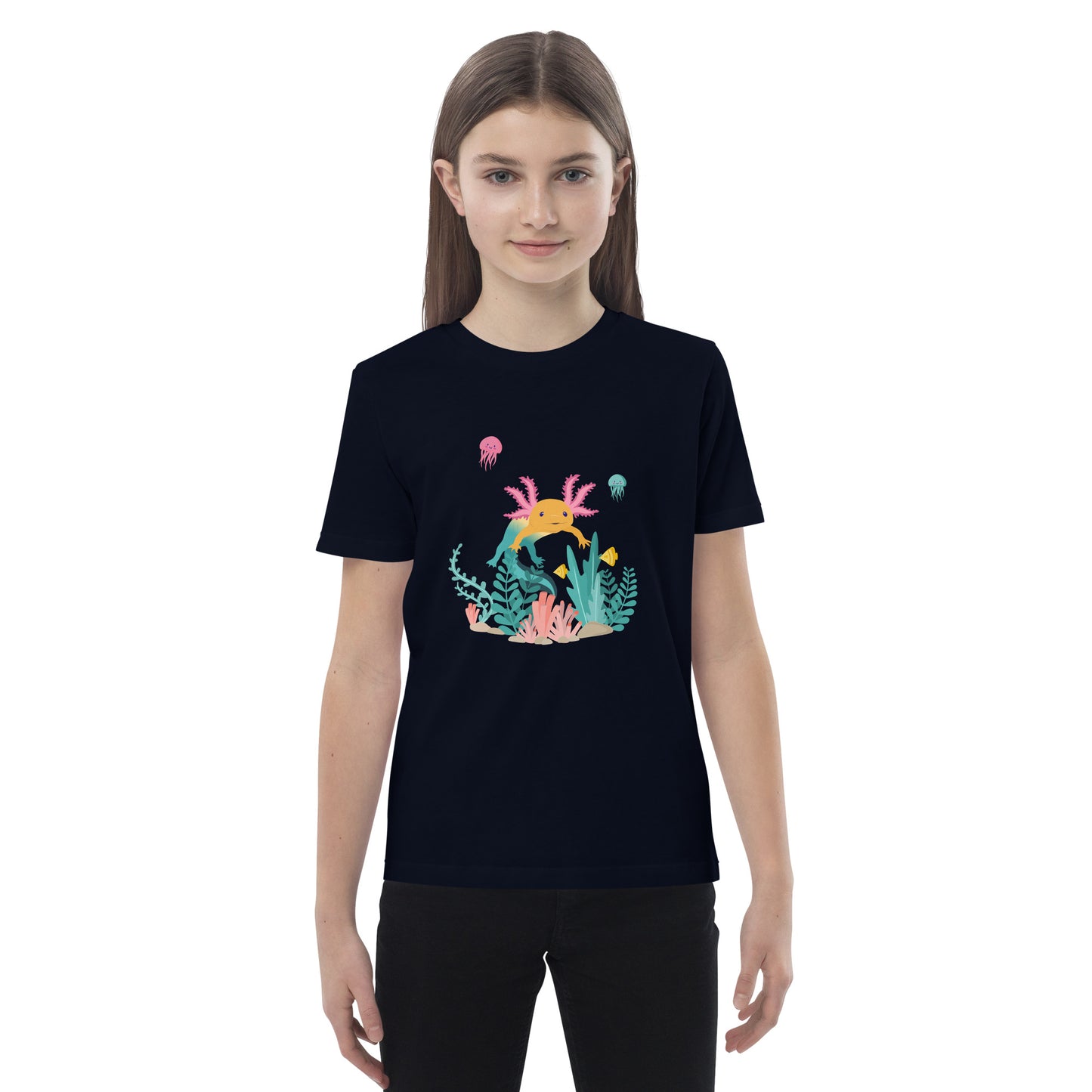 Barn T-shirt i färgen marinblå. Ekologisk bomull och tryck med axolotlen Axis i bottenmiljö.