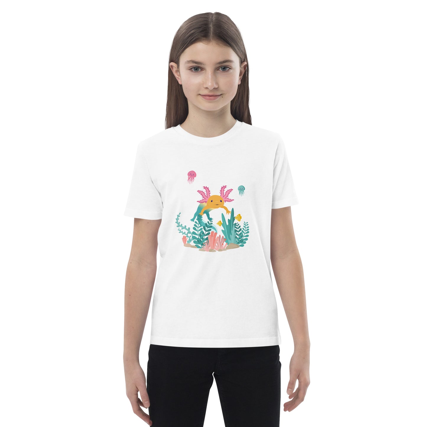 Barn T-shirt i färgen vit. Ekologisk bomull och tryck med axolotlen Axis i bottenmiljö.