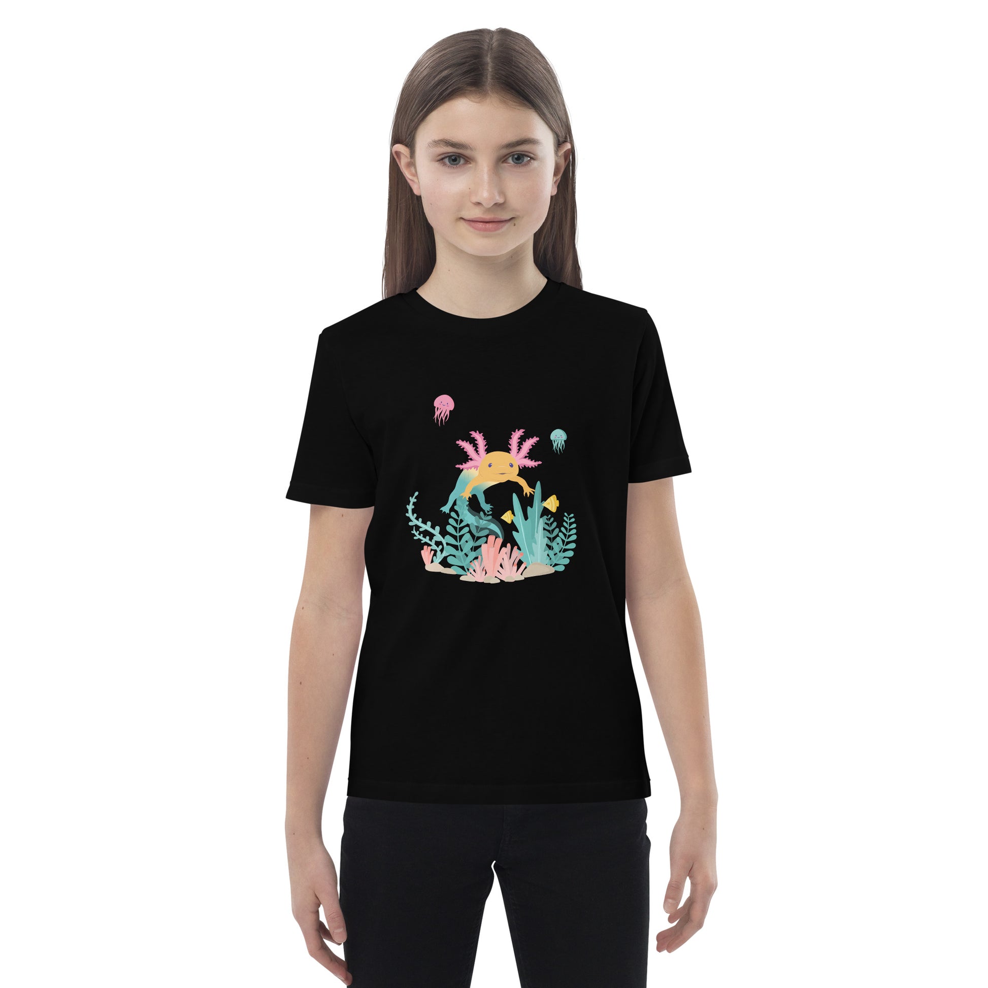 Barn T-shirt i färgen svart. Ekologisk bomull och tryck med axolotlen Axis i bottenmiljö.