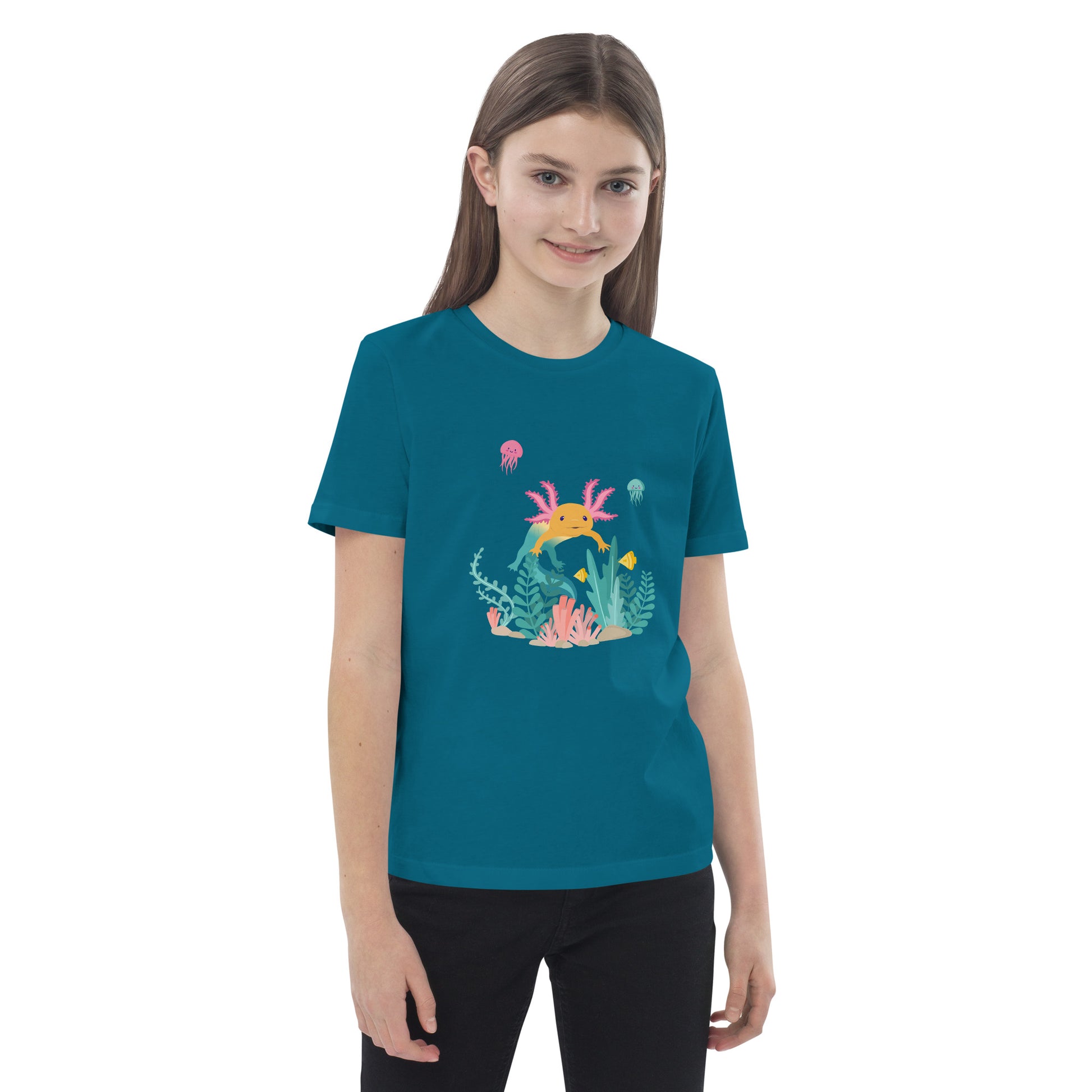 Barn T-shirt i färgen oceanblå. Ekologisk bomull och tryck med axolotlen Axis i bottenmiljö.