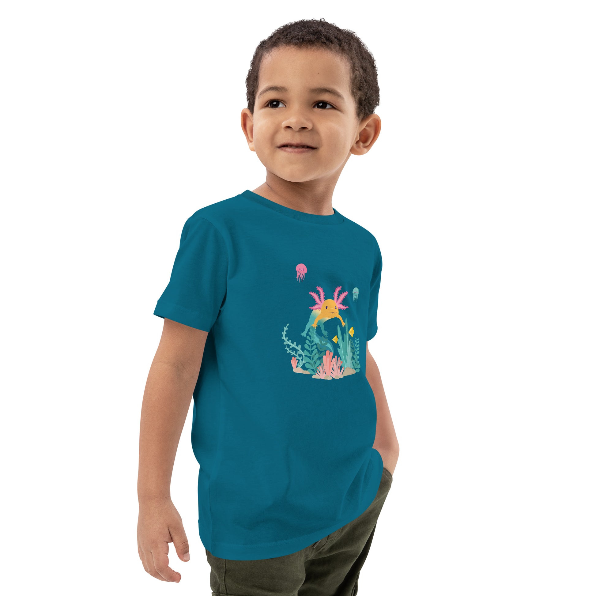 Barn T-shirt i färgen oceanblå. Ekologisk bomull och tryck med axolotlen Axis i bottenmiljö.