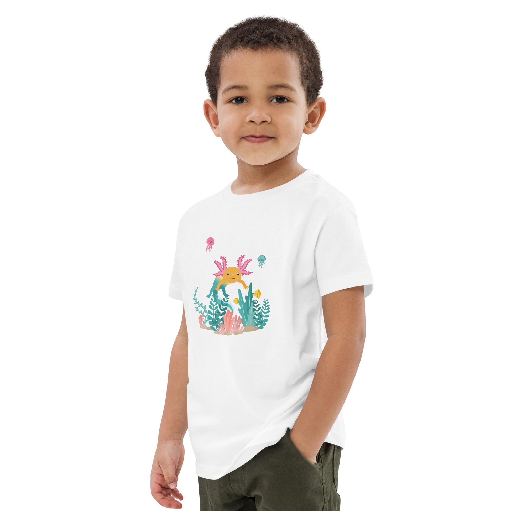 Barn T-shirt i färgen vit. Ekologisk bomull och tryck med axolotlen Axis i bottenmiljö.